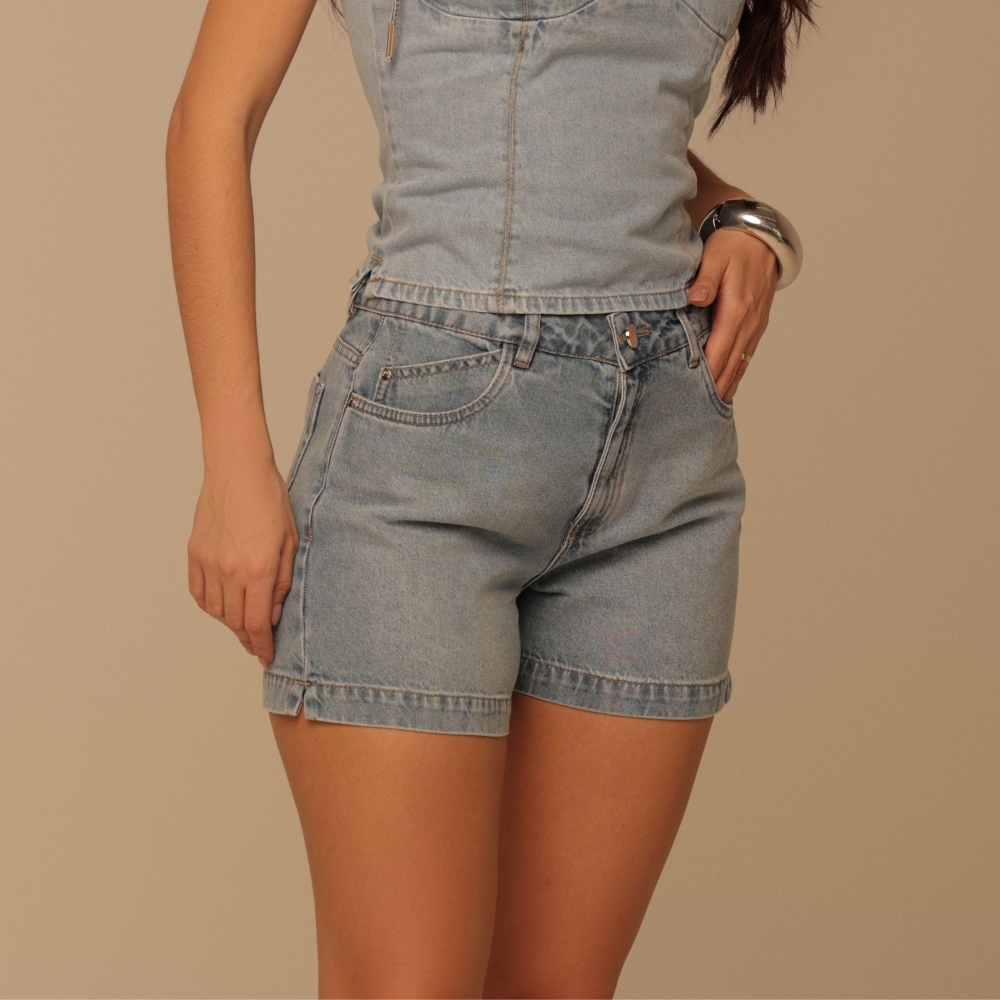 Short jeans com detalhes no bolso moeda