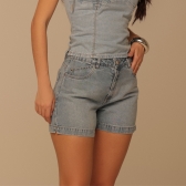 Short jeans com detalhes no bolso moeda