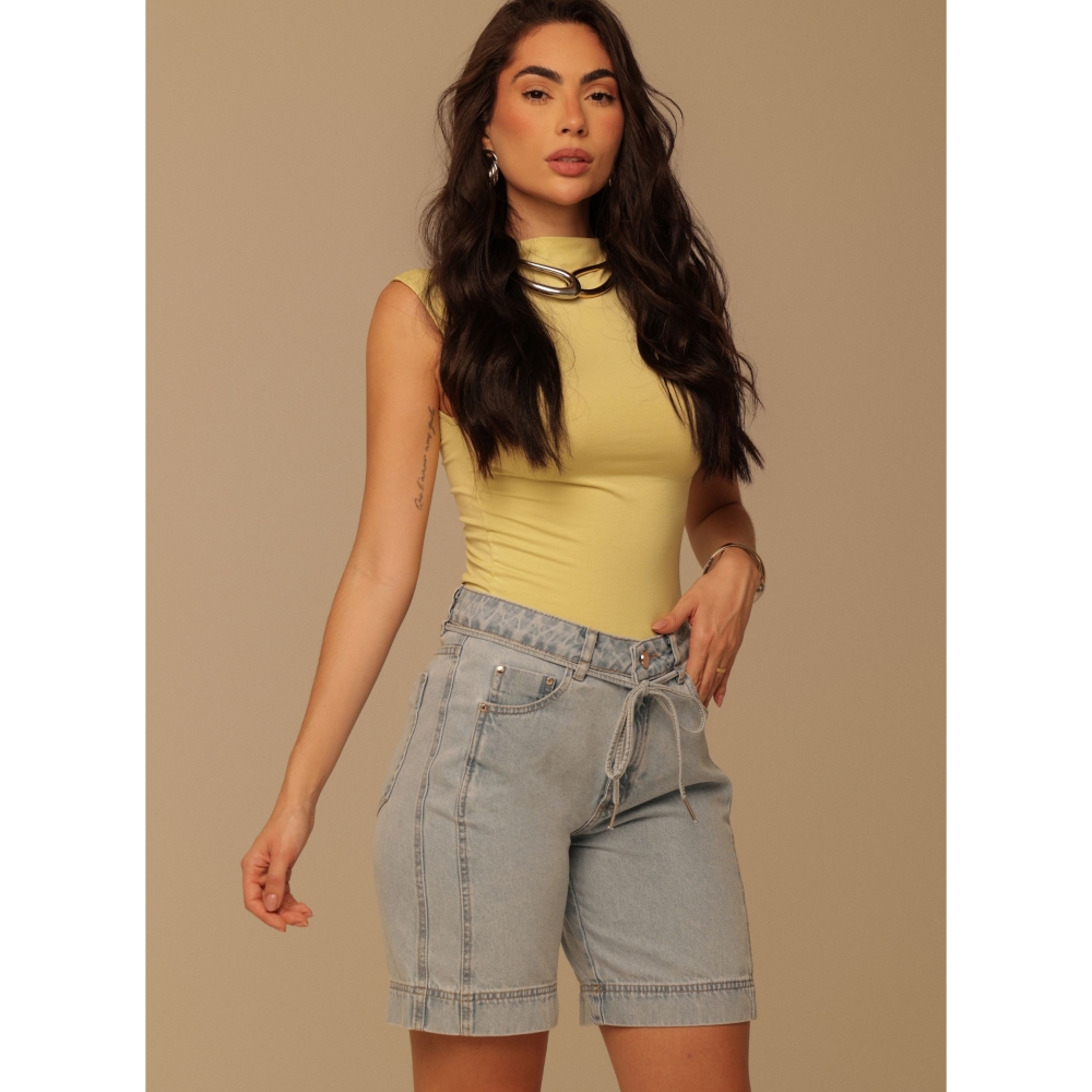 Bermuda jorts com rolote e detalhe na lateral