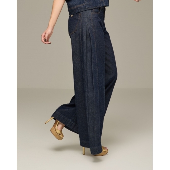 Calça wide leg com pregas laterais