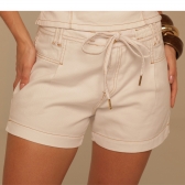 Short jeans branco com rolotê