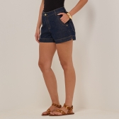 Short jeans com detalhes no bolso