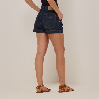 Short jeans com detalhes no bolso