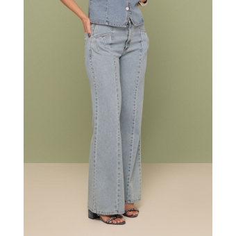 Calça wide leg com pregas frontais